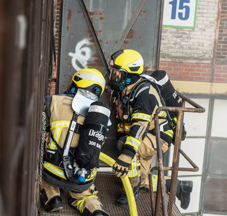 Hełm HPS SafeGuard: czerwony (RAL 3000), wizjer przeźroczysty, okulary ochronne, naklejek odblaskowe, osłona karku Nomex krótki [3701626] Drager